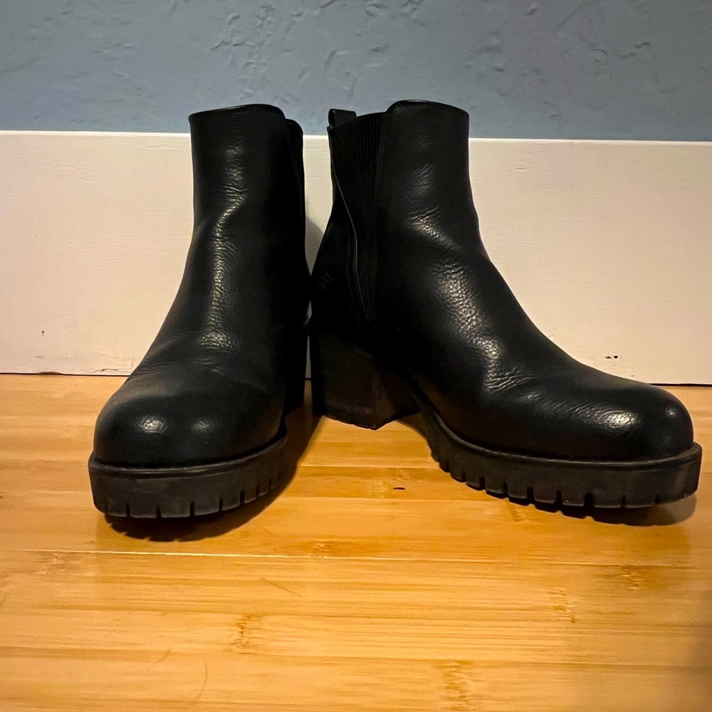 MIA Leather Lug sole Chelsea boots - 6.5, fits 7